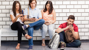 地鐵站看手機大爺(坐地鐵看手機的大爺)