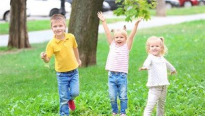 夢見一群孩子排隊走過去(夢見一群孩子排練節目)