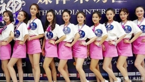 一群美女怎么概括(一排女人打一個成語)