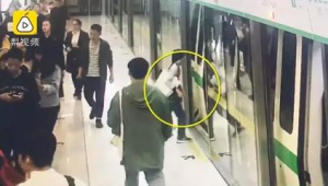 一個男的蹲在地鐵唱歌是誰(一個男孩在地鐵站唱歌)